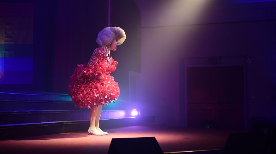 Dolly le Che performs in Dragstravaganza, Stanley, Falkland Isla