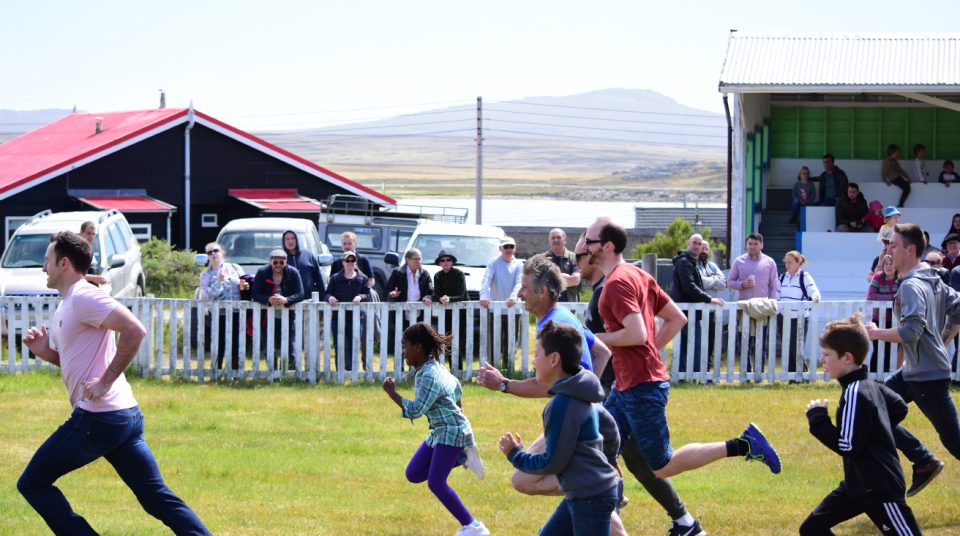 participants in a foot event during the boxing day races, Stanle